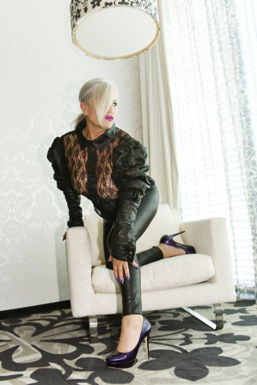 Kaufmich-Escort-Adventskalender-Ladyboss-Eleganza