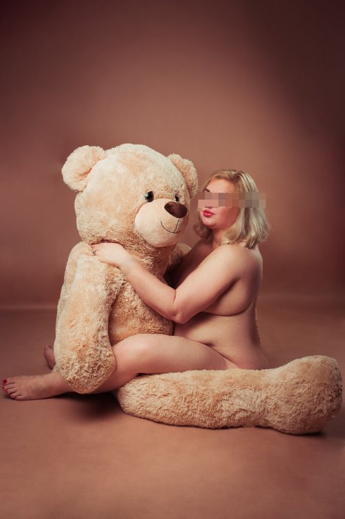 kaufmich-escort-des-monats-september-sarah_blond-curvy