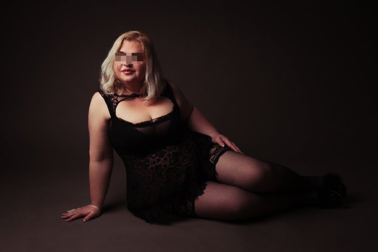 kaufmich-escort-des-monats-september-sarah_blond-curvy