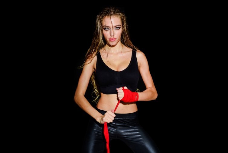 kaufmich-erotisches-ringen-wrestling-playfighting-escorts-ladies